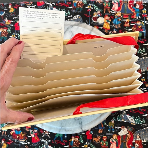 Keepsake Christmas Cards With 12 Filing Compartments & Red Ribbon Red Closure - Picture 4 of 6